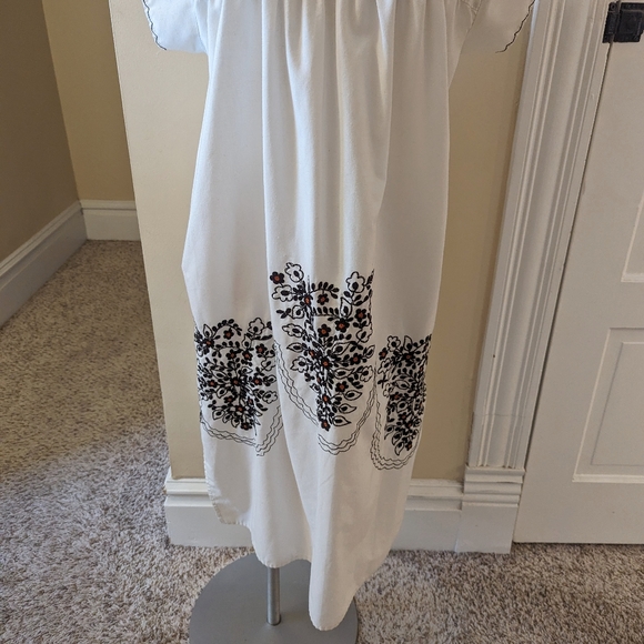 Vintage white lounge dress with pretty black and orange embroidery size L - Picture 5 of 7